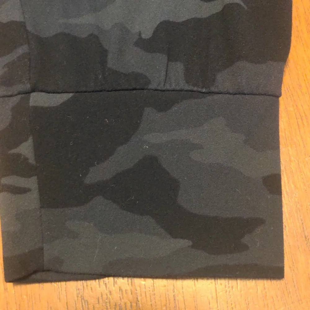 Athleta Salutation Black and Grey Camo Jogger Cropped Yoga pant - Picture 6 of 6